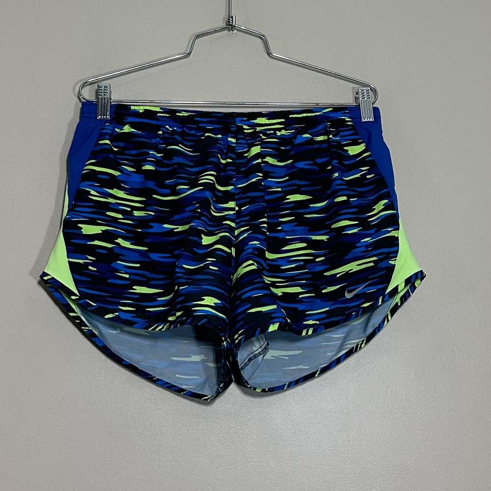Nike || woman’s athletic shorts with inner underwear attached size 6